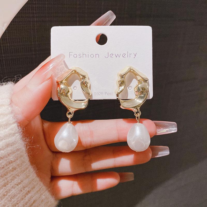 Orecchini alla moda con frange, lussuosi e sofisticati, dal fascino elegante. Lunghi Orecchini di Perle per uno Stile Versatile e Raffinato.