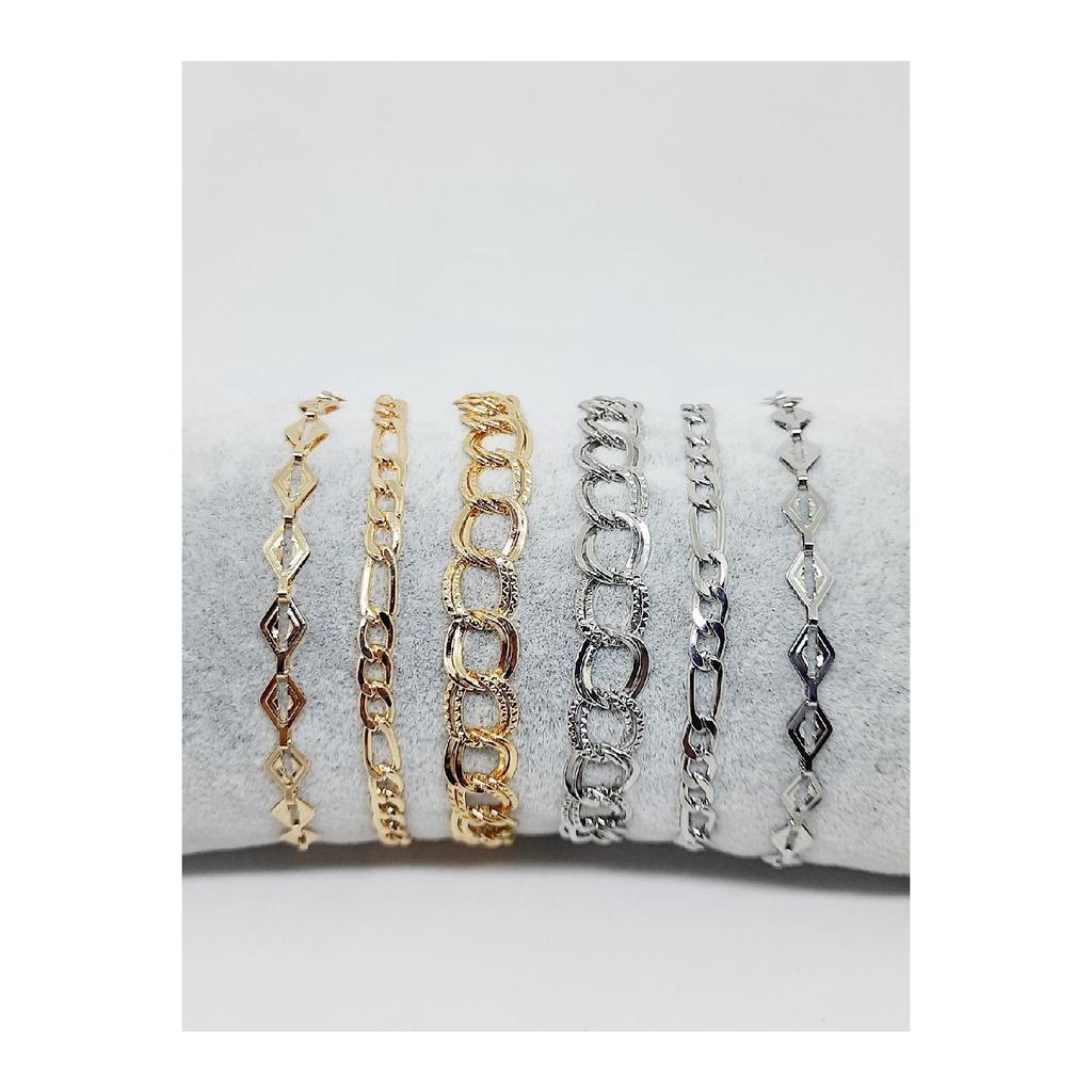 Set mit 10 silberfarbenen Kettenarmbändern