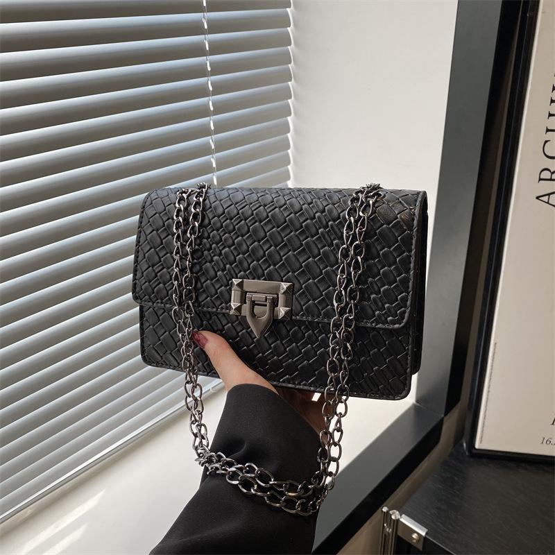 

Весна 2025 новая цепочка маленькая квадратная сумка уличный тренд узор под камень сумка-мессенджер женская модная квадратная сумка с застежкой-молнией чёрный