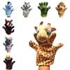 Weiche und entzückende Handpuppen von Gemeinschaftshelfern mit bunten Tiermotiven