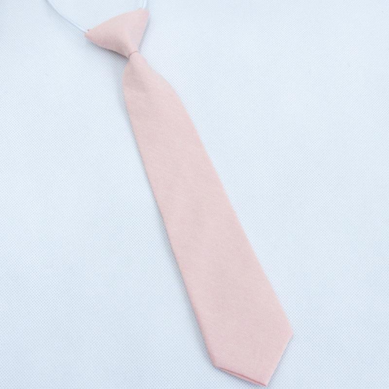 Różnorodność bawełnianych krawatów dziecięcych, urocze dziecięce krawaciki w jednolitym kolorze dla małego dżentelmena zaczynają być akceptowane.