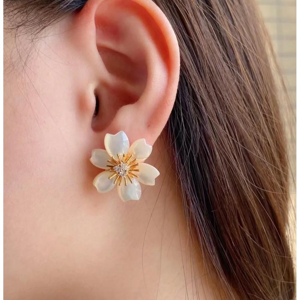 Flower Earrings Lucky Grass Asian Gold Material Original Logo Electroplating 18K Non-allergenic Material for Daily Wear and Birthday Parties