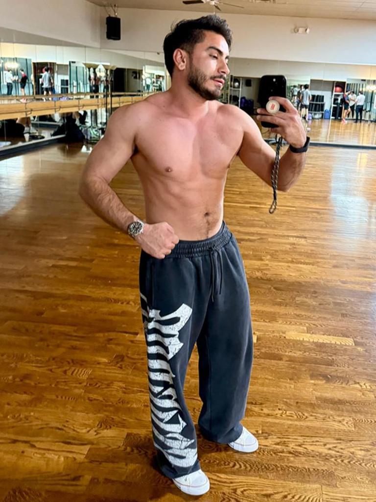 Pánské tepláky se širokými nohavicemi a velkým potiskem - Ležérní módní joggery