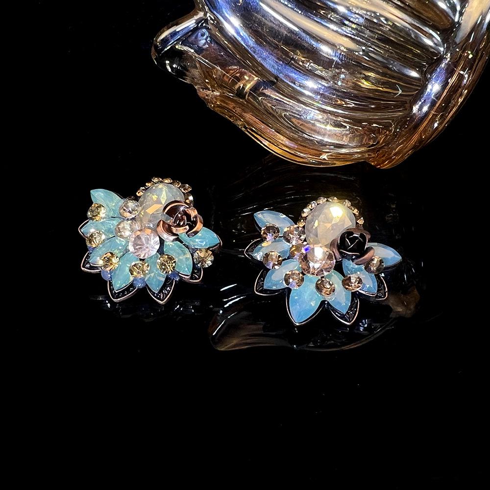 Elegant Vintage Retro Backflow Earrings: Haute Couture Runway Style