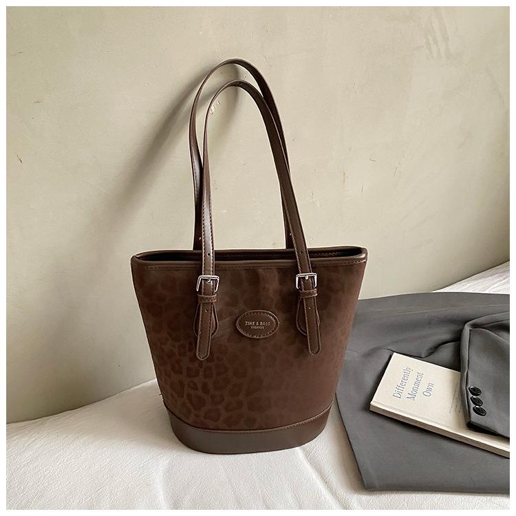 

2025 autumn new fashion trend retro niche tote bag women s large-capacity bag shoulder bag bucket bag