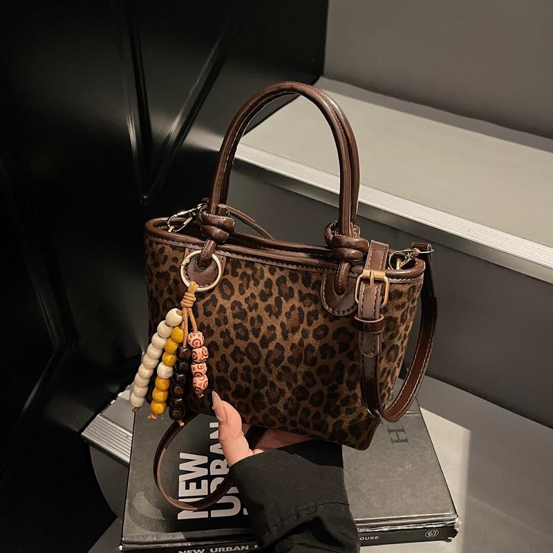 Fashionable Leopard Shoulder Bag Crossbody Handbag Matte Single Strap Handbag Versatile Design for Young Adults