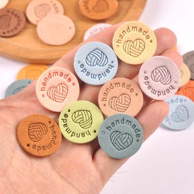 20 Adet 2.5Cm Yuvarlak Pu Kumaş El Yapımı Kabartmalı Etiketler Kendin Yap Bayrak Etiketi Giysi Dikiş Aksesuarları İçin Cp3436