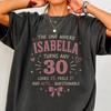 Individuelles Geburtstag T-Shirt, Die Folge, in der NAME jedes ALTER 18 20 21 30 40 50 60 70 wird. Personalisiertes Geburtstagsgeschenk, Geschenk für Freunde, Geburtstagsshirt