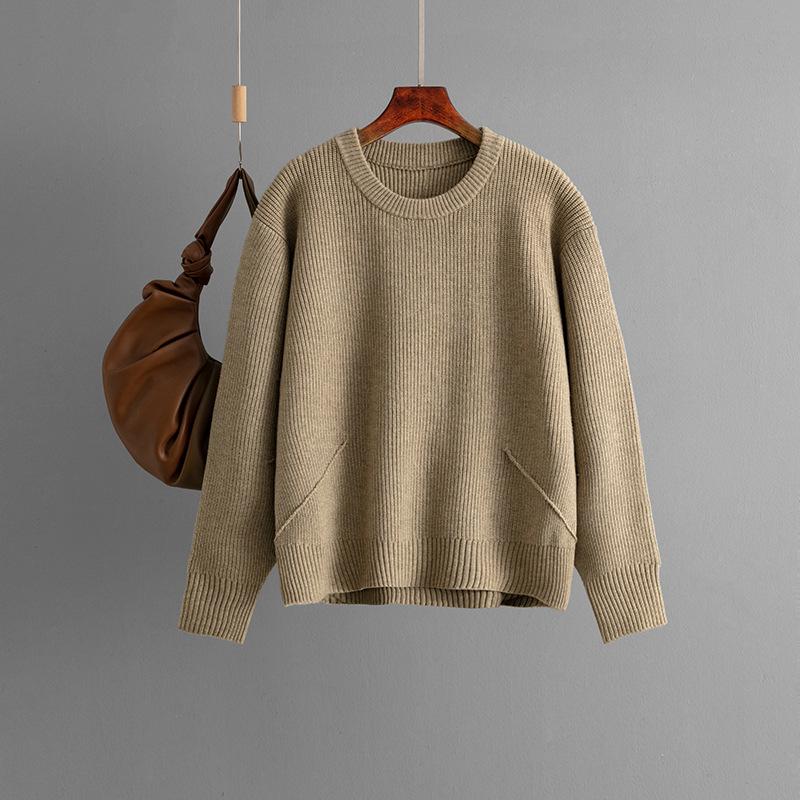 Ein neuer Herbst- und Winterstrickpullover mit Rundhalsausschnitt, kurzem Vorderteil und langem Rückenteil, mit einer einfachen und lockeren Basisschicht