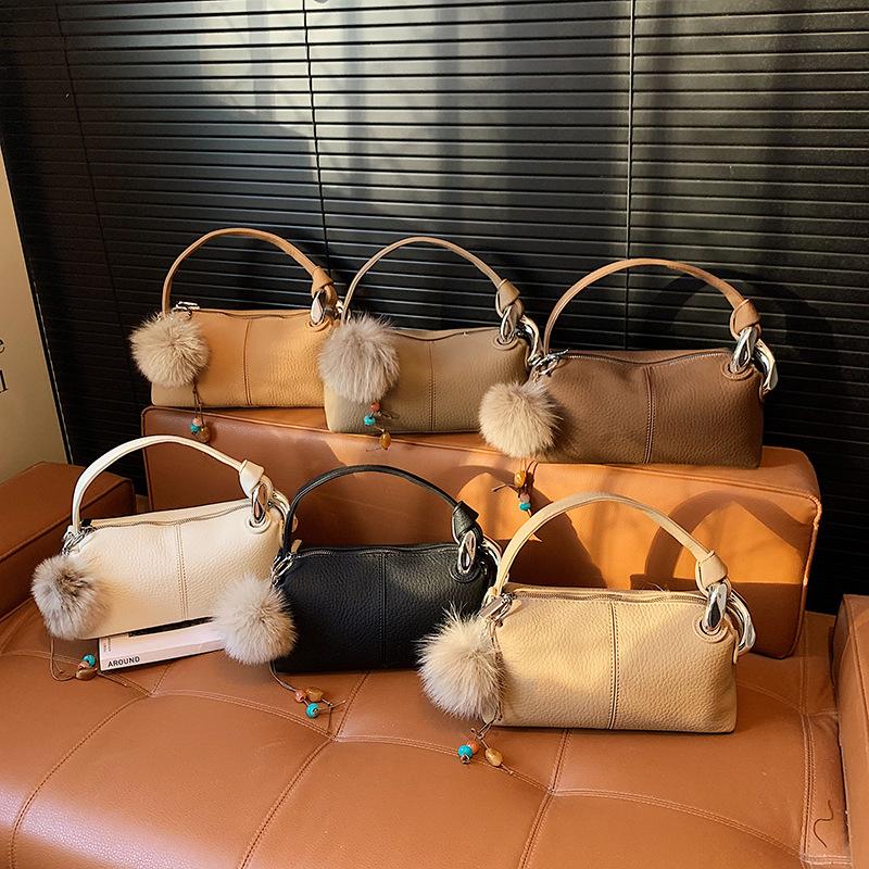 Retro fashion women's bags, portable pillow bags, the new high-end texture versatile shoulder bags, commuter messenger bags of the season