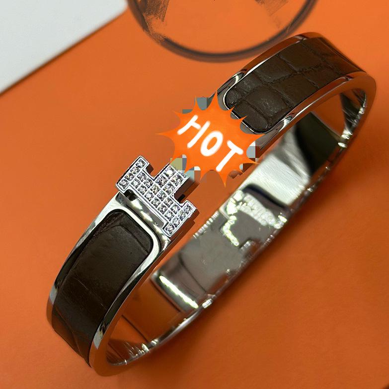 Crocodile Pattern H Bangle with Inlaid Diamonds – European & American Fashion