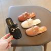 Sandale de vară pentru fete cu degete acoperite, moi, modă copii, versatile, negru solid, cu lanțuri, pantofi de exterior, papuci copii