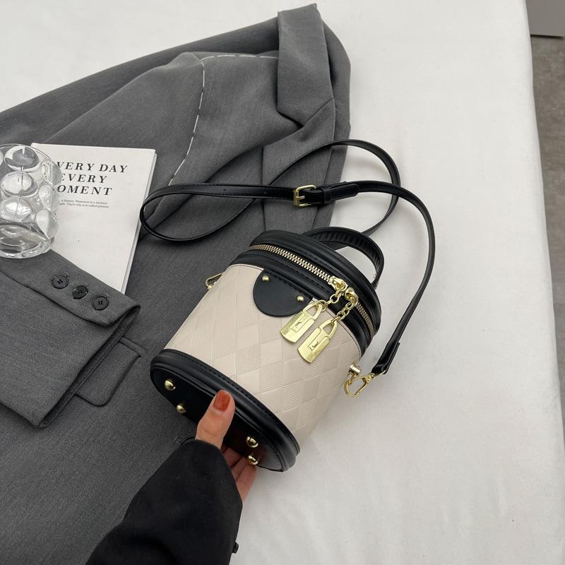 Retro Versatile Small Bag Women's Autumn New Fashion Niche Messenger Bag Texture Diamond Portable Bucket Bag