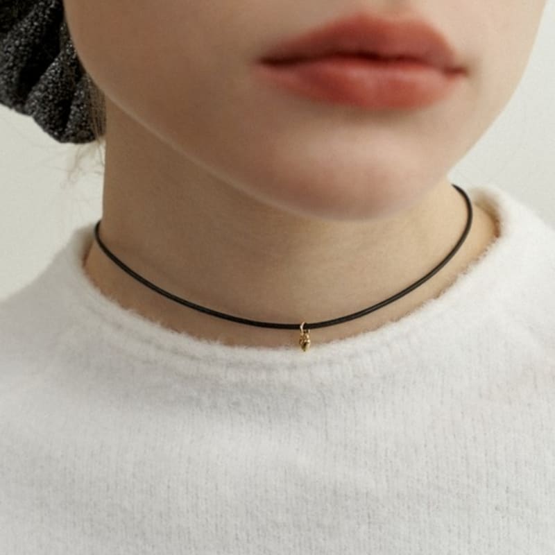 LOVE ME MONSTER Mini Heart Leather Choker