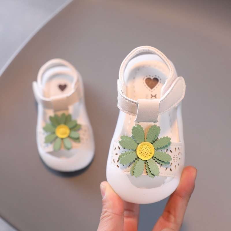 Girls sandals 2025 new non-slip soft sole 1 and a half years old baby princess shoes baby toddler shoes 0-3 years old