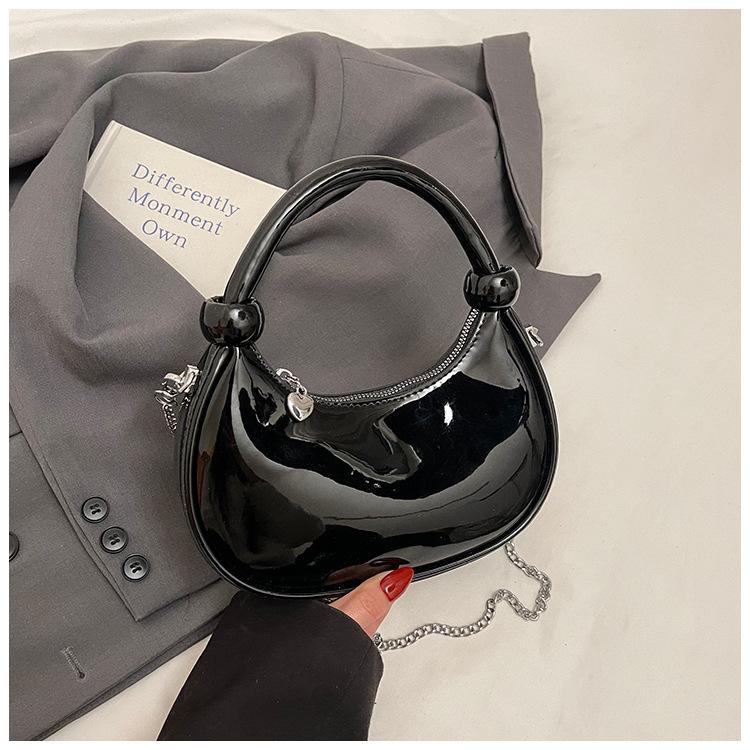 

Модный тренд ручная переноска сумка-пельмень женская 2025 новая простая универсальная лакированная кожа сумка на плечо нишевый дизайн сумка-мессенджер чёрный