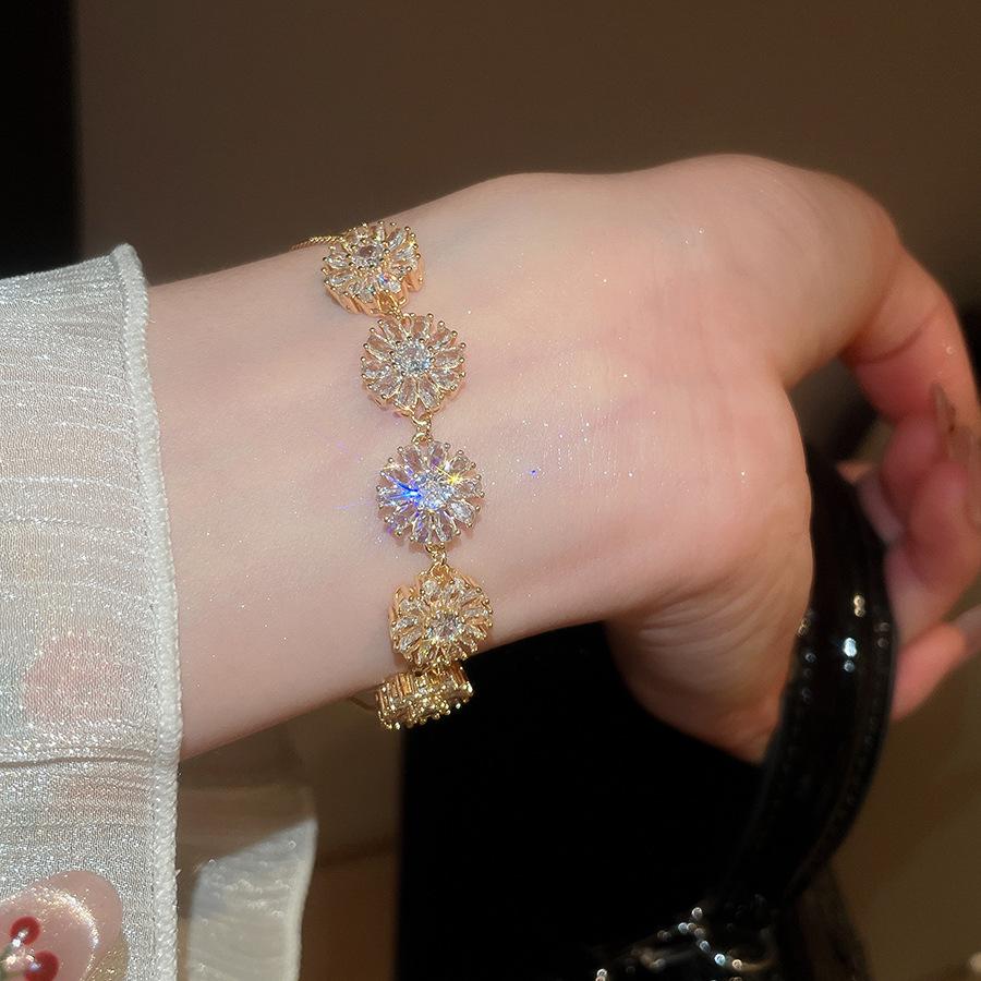 18k Gold Plated Retro Zircon Floral Bracelet – Elegant, Fashionable Hand Jewelry for Women