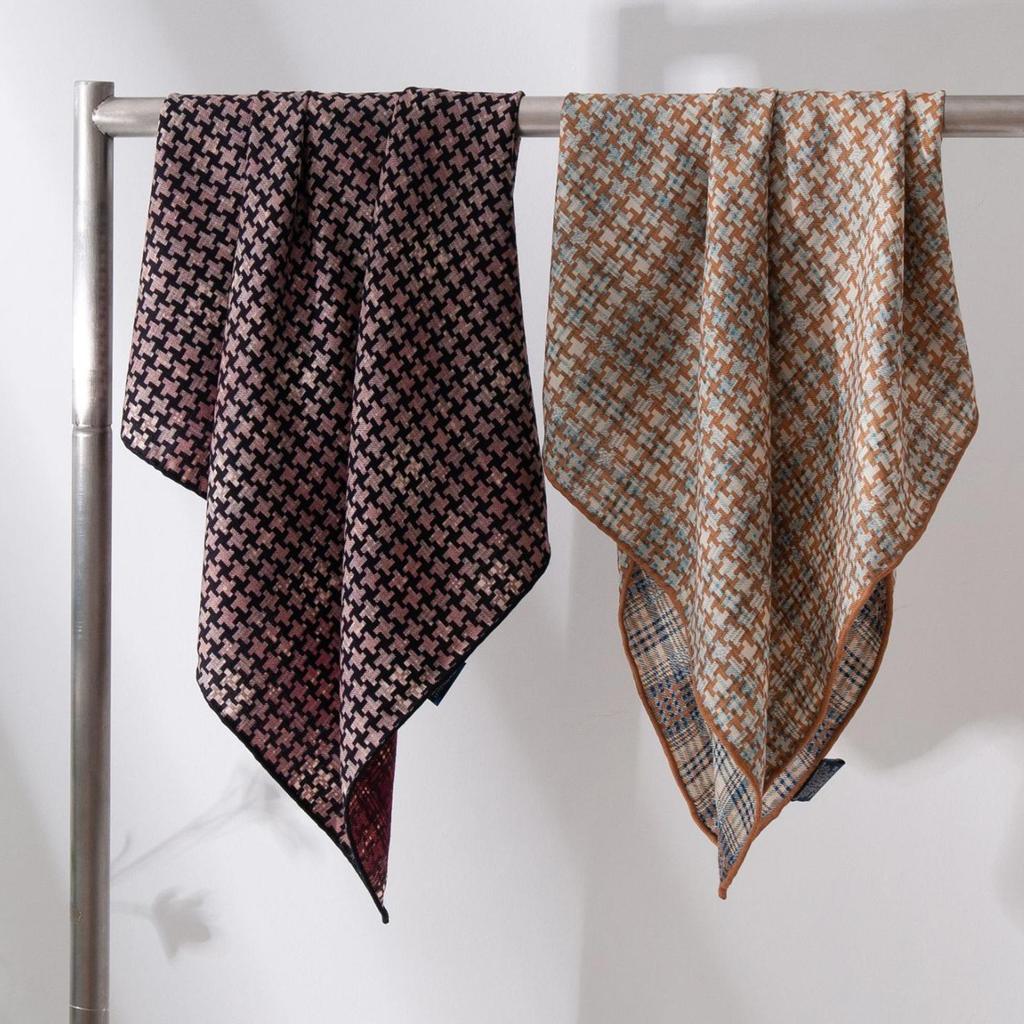 Jesień 2025 Japoński Minimalistyczny Szalik Jedwabno-Wełniany w Pepitkę - Ręcznie rolowany, Dwustronny, Dwukolorowy, Luksusowa Odzież na Szyję