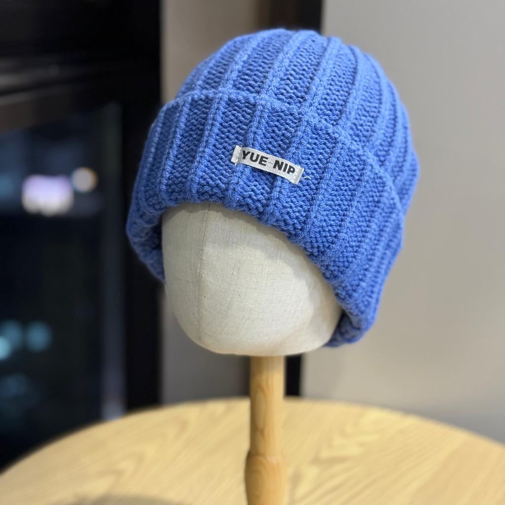 Wollmütze im koreanischen Stil für Männer und Frauen für Herbst und Winter Neuer warmer Stil Kleines Gesicht Ohrenschutz Vielseitige Dopamin-Farbe Patch Strickmütze