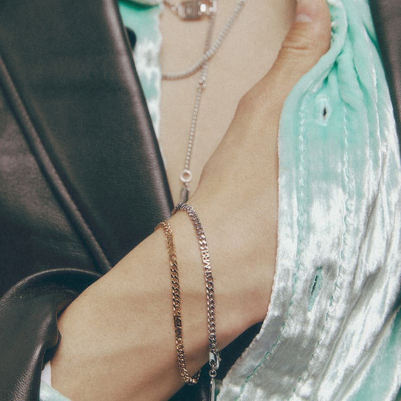 

NUMBERING #5935 Gold