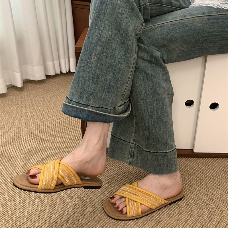 Korean version of matte cross with soft bottom sandals women's 2025 new summer wear versatile woven color matching beach mops