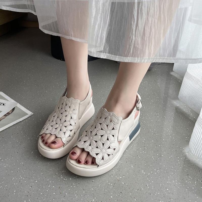 

Босоножки на танкетке женские летние новые сандалии на платформе с цветком-маффином, модные полые прохладные шлепанцы с открытым носком для женщин 40