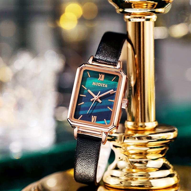 Niche Women's Small Green Retro Square Quartz Student Watch