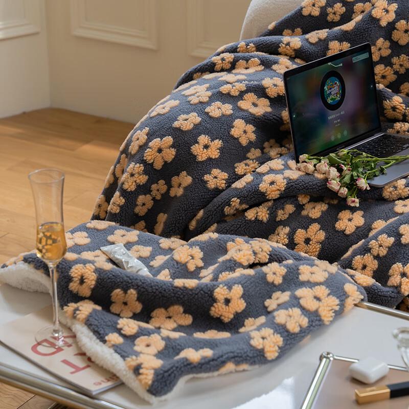 

OEING Retro Floral Jacquard Lambswool Blanket