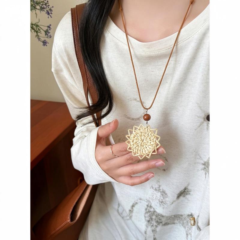 Wood Rhyme Leisure Wind: Summer Bohemian Wooden Necklace - New Chinese Style Clavicle Chain for Women, Retro Holiday Accessory.