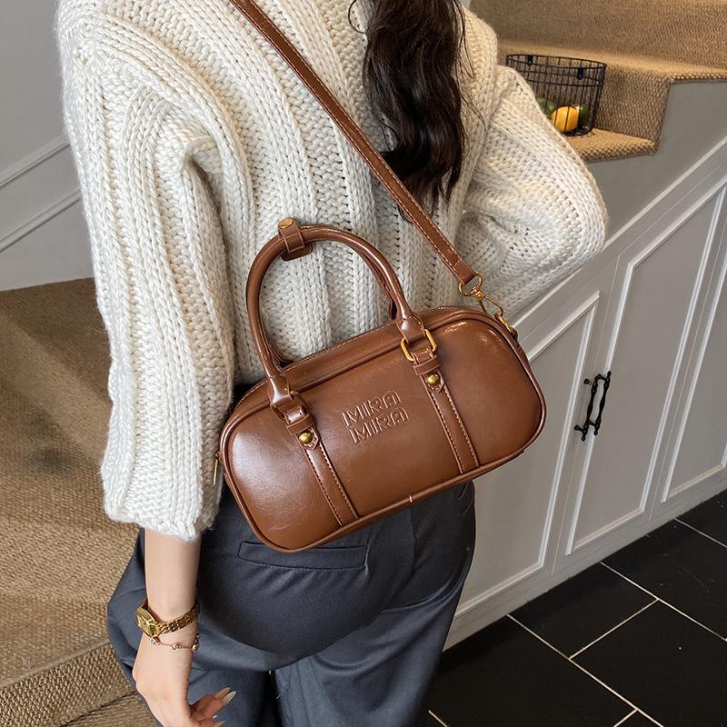 Niche design bag women's autumn and winter 2025 new versatile super fire messenger bag Korean version retro portable pillow bag