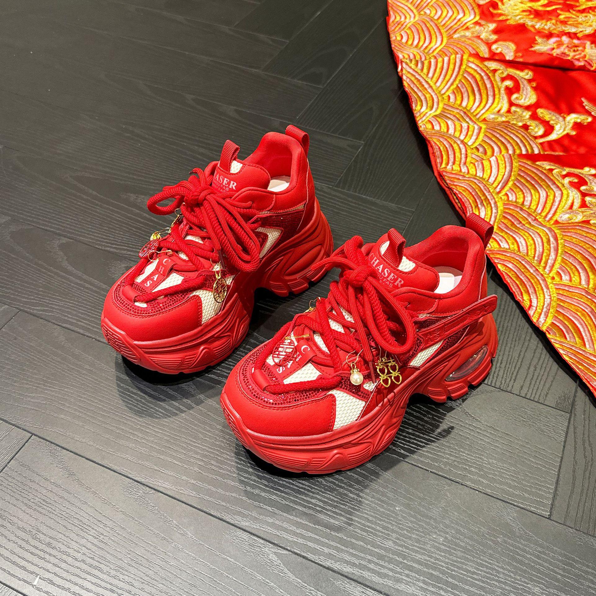 

Свадебные туфли Xiuhe женские 2025 новые летние сетчатые дышащие кроссовки на платформе, увеличивающие рост, спортивные красные туфли для невесты 39