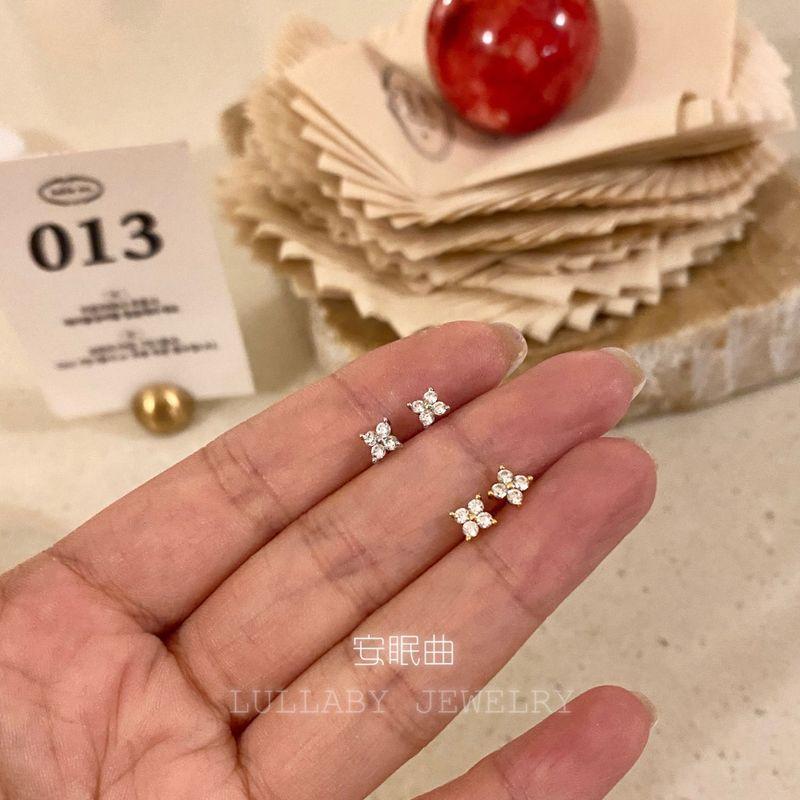 

Enable Lucky ~ Removal-Free before Sleep! Ear-Caring Non-Allergic Clover Niche Earrings Female Fancy Niche Four-leaf clover earrings [gold] pair