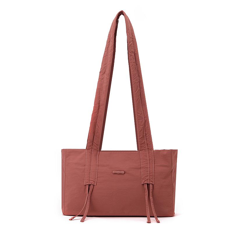 Han Suxi ma tę samą słodką, małą i świeżą plisowaną kokardkę, damską torbę na ramię i worek ściągany o dużej pojemności.