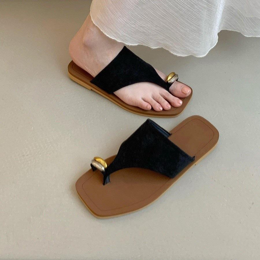 Flat-bottomed temperament cool slippers women's outer wear summer 2025 new French fashion casual cover toe vacation beach sandals
