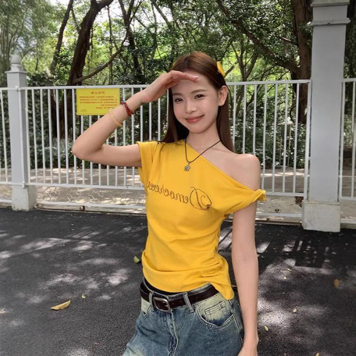 Women's Slim-Fit Spicy Girl One-Shoulder Letter Print Top, Short Sleeve, Fake Two-Piece, Perfect for Summer Commutes.