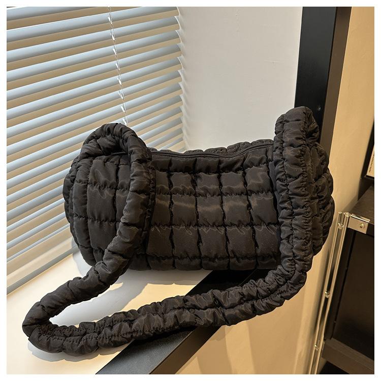 

Rhombus embroidery thread cloud bag cotton bag personalized pleated shoulder bag trendy foreign messenger bag daily commuter bag чорний