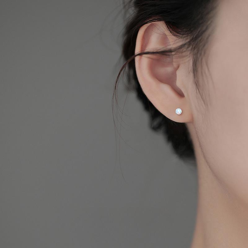 

Не нужно снимать простые серьги с опалом для женщин во время сна. Новые компактные серьги для женщин.