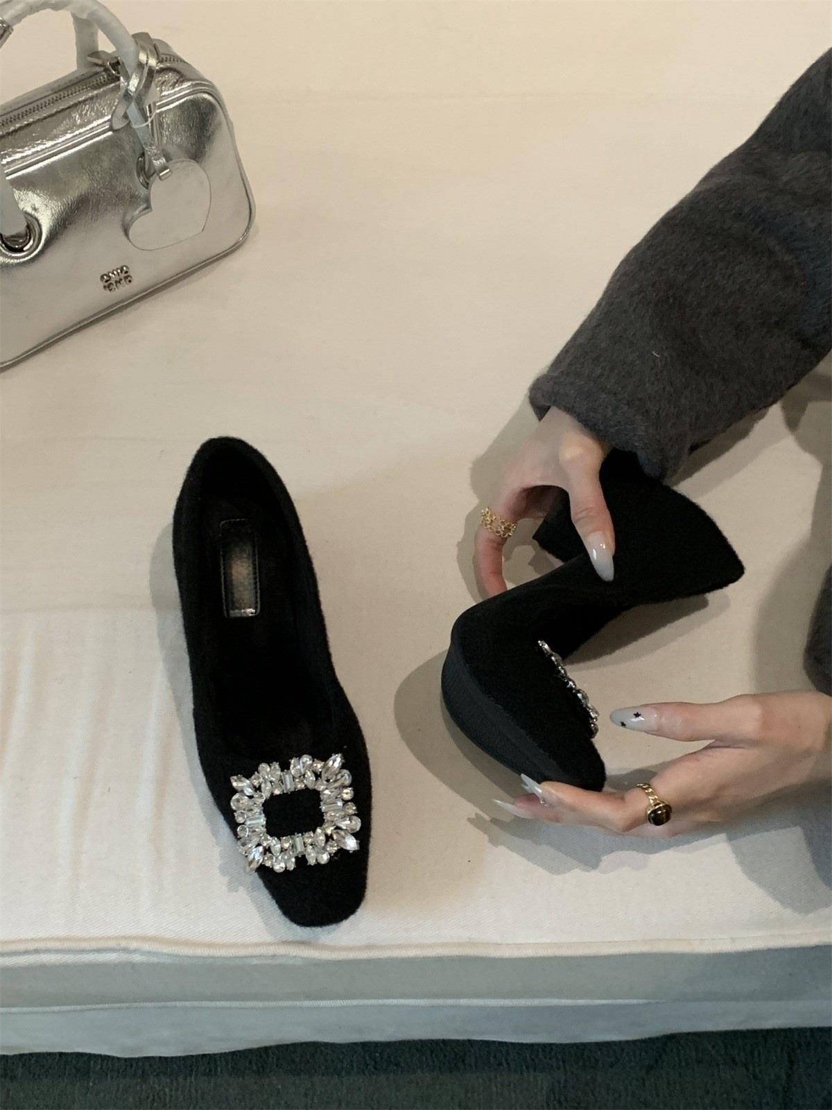 

2024 осень и зима новые свадебные туфли женские туфли со стразами квадратный каблук одинарные туфли знаменитостей из интернета новые женские французские бархатные шапочки 38 чёрный