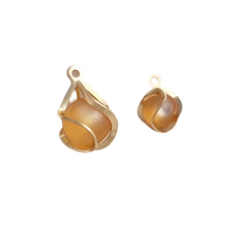 Runde Perlen gedrehte Kettenhalskette mit weißen Katzenaugenperlen und goldenem Anhänger - Handgefertigte Ohrringe, baumelnde Perlen und Armbandanhänger.