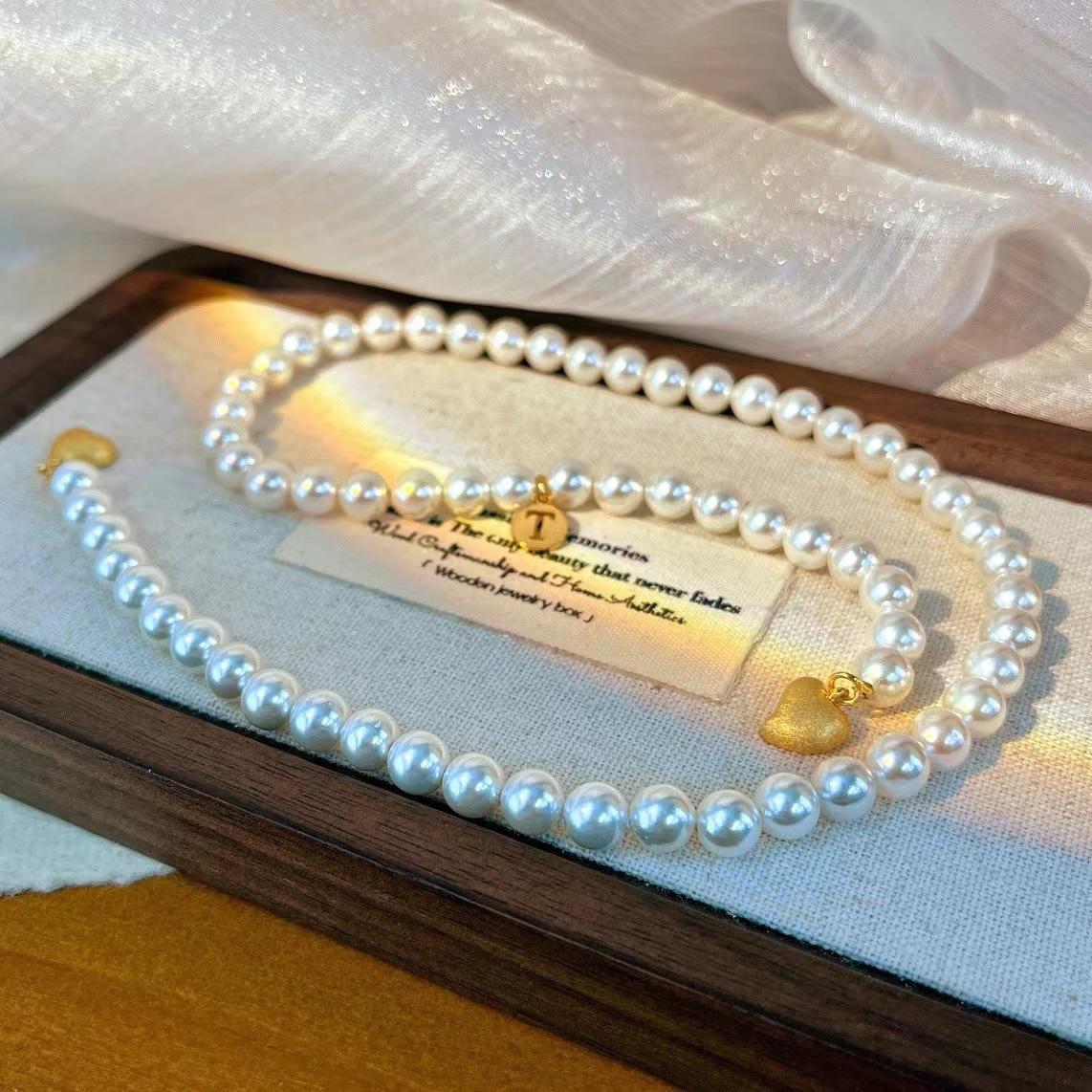

Vintage Shi Family Love Small Hang Tag Pearl Clavicle Chain Necklace Neck Chain Premium Atmosphere