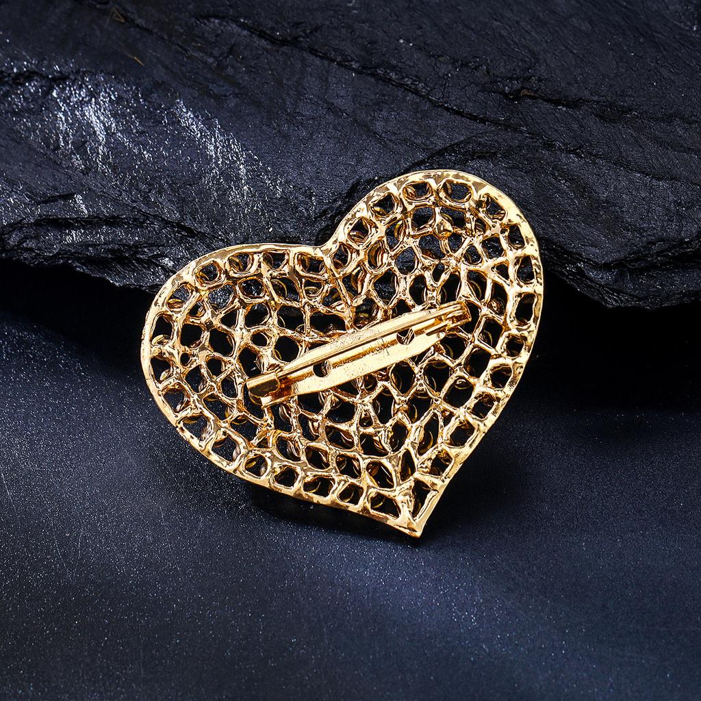 Fashion Hot-selling Hollow Love Brooch Temperament Elegant Alloy Diamond-encrusted Peach Heart Blazer Jewelry Corsage
