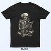 Szkielet Czytający Kwiaty Straszny Halloween Czarny T-Shirt