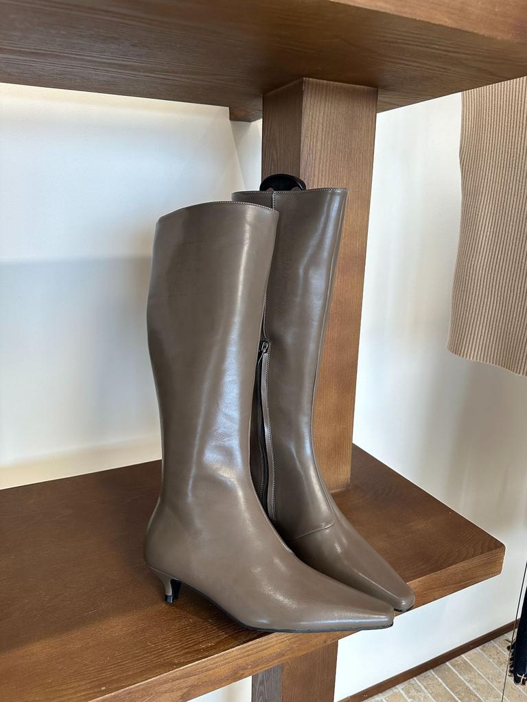 Retro boots 2025 spring new wide tube women's soft leather knight boots slim low heel but knee high boots