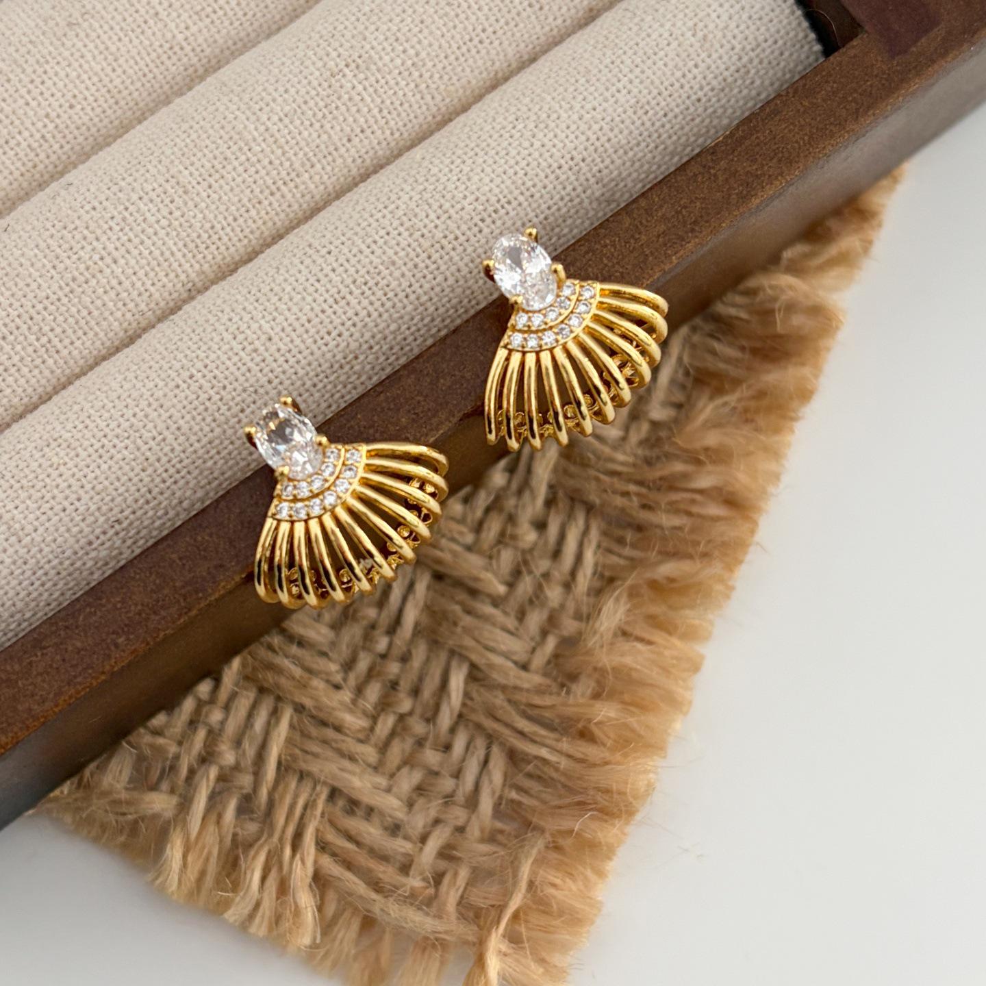 Geometric Fan-Shaped Skirt-Hem Niche Earrings - High-End Fashion INS Style золотой