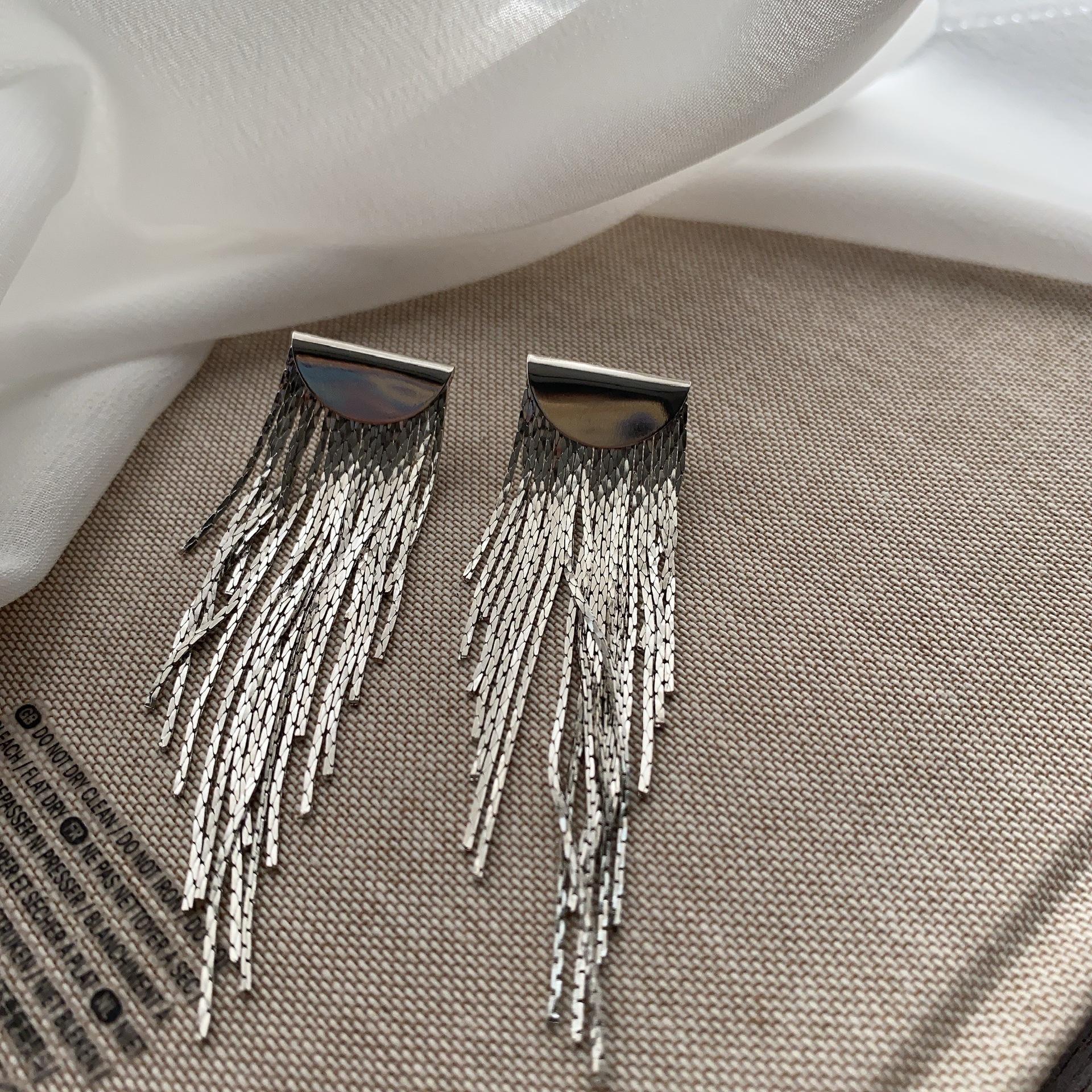 

High-end atmospheric metal long fringed earrings for women, niche light luxury design, simple temperament, versatile earrings for women