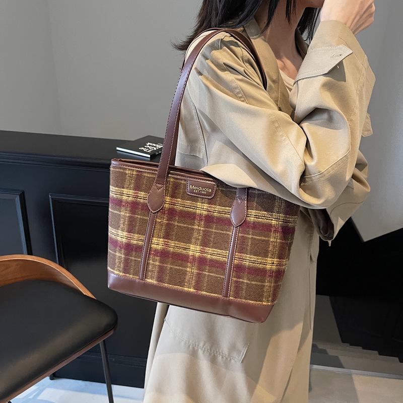 Women's bags, large-capacity tote bags, autumn and winter new fabric bags, European and American retro contrasting colors, plaid underarm