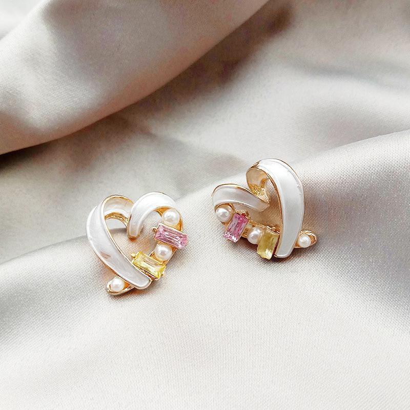 Cercei cu temperament versatil: Design luxos, de ultimă generație pentru femei