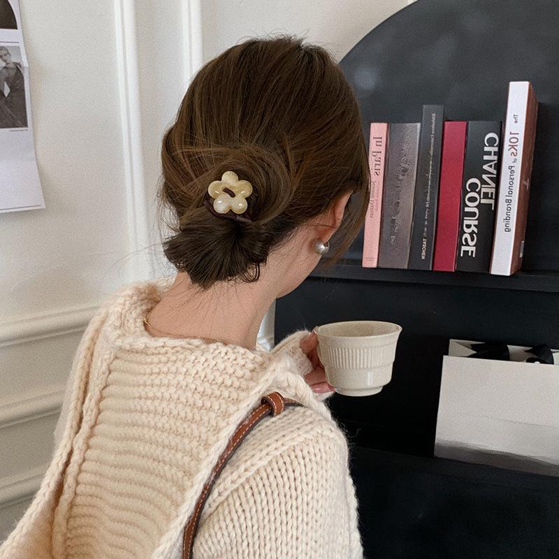 2023 Fresh Spring Flower Headband: High-Elastic Cowhide Hair Accessory for Simple Elegance