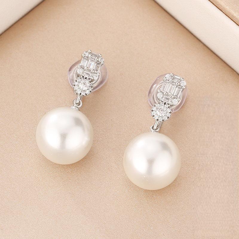 Korean Lightweight Luxury Pearl Stud Earrings – Versatile, Fashionable, High-End Design