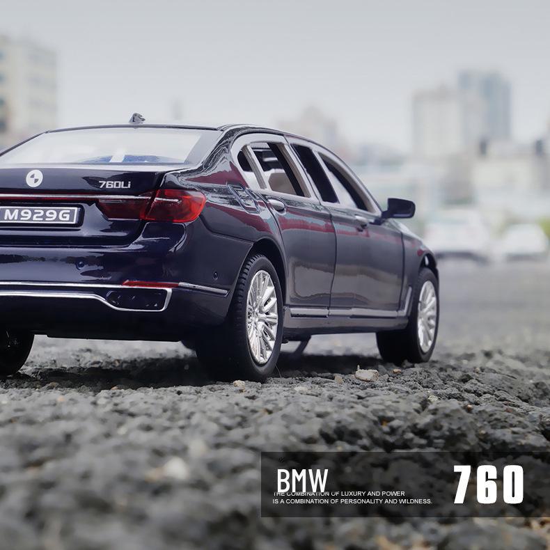 1:24 BMW 760 Extended Six-Door Alloy Model Car with Sound and Light Features